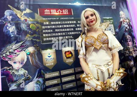 Ein showgirl stellt am Stand der Schnecke Spiele während des 15 China Digital Entertainment Expo, auch als ChinaJoy 2017 in Shanghai, China, bekannt, 27 Apr Stockfoto