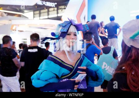 Ein showgirl stellt während des 15 China Digital Entertainment Expo, auch als ChinaJoy 2017 in Shanghai, China, 27. Juli 2017 bekannt. 15 China Dig Stockfoto