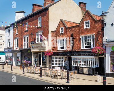 Die älteste Apotheke und Lavendel Tee Zimmer im Marlet in Sommer in Knaresborough North Yorkshire England Stockfoto