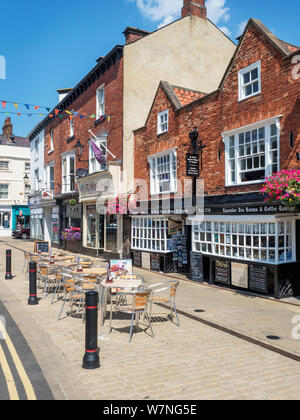 Die älteste Apotheke und Lavendel Tee Zimmer im Marlet in Sommer in Knaresborough North Yorkshire England Stockfoto