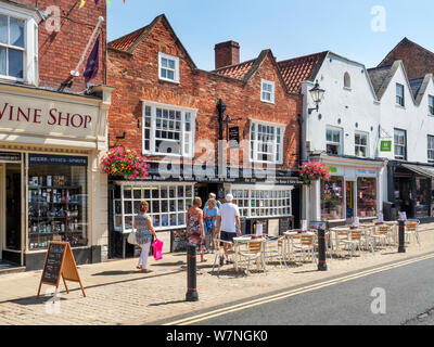 Die älteste Apotheke und Lavendel Tee Zimmer im Marlet in Sommer in Knaresborough North Yorkshire England Stockfoto