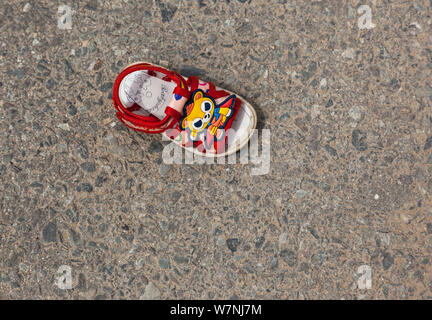 Ein einzelnes Kind Sandale auf einer Straße in Kathmandu. Stockfoto