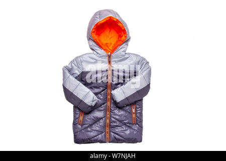 Jacke Winter isoliert. Ein elegantes Schwarz warme Daunenjacke mit orangefarbenen Futter für die Kinder auf einem weißen Hintergrund. Abnutzung der Kinder für den Winter. Stockfoto