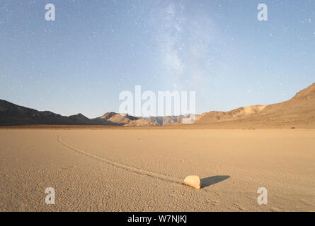 Schiebetür Stein oder Felsen der Racetrack Playa, in der Nacht bei Mondschein, mit den Sternen der Milchstraße im Hintergrund, Death Valley, Kalifornien, USA Stockfoto