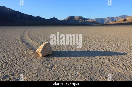 Schiebe-Stein oder beweglichen Felsen von Racetrack Playa, Death Valley, Kalifornien, USA Stockfoto