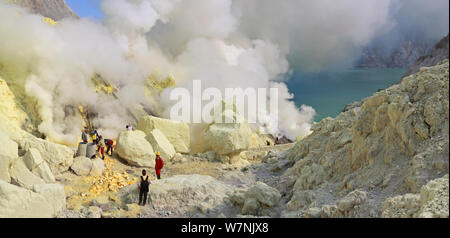 Menschen bei Schwefel Grube bei Kawah Ijen, Java, Indonesien. Stockfoto