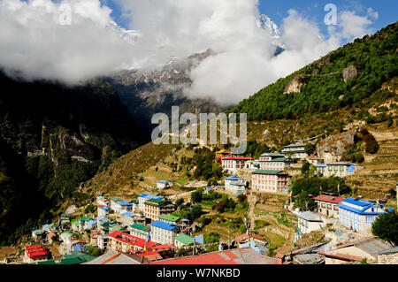 Namche Bazar sherpa Dorf auf 3420 m Höhe in Sagarmatha National Park (Weltkulturerbe der UNESCO). Khumbu/Everest Region, Nepal, Himalaya, Oktober 2011 Stockfoto
