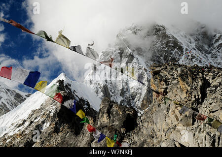 Gebetsfahnen am Pumori Peak (7145 m) aus gesehen Kala Pattar (5545 m), Sagarmatha National Park (Weltkulturerbe der UNESCO). Khumbu/Everest Region, Nepal, Himalaya, Oktober 2011. Stockfoto