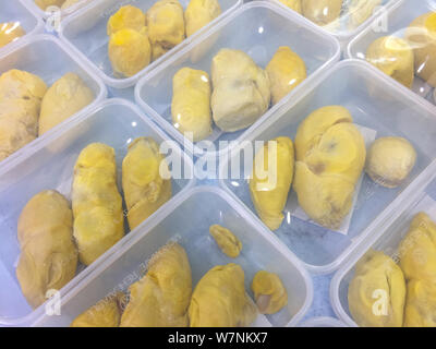 Durian Frucht auf der lokale Markt in Malaysia zum Verkauf verpackt. Sehr muffig pflanzliche Nahrung Stockfoto