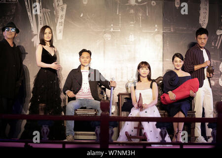 Hong Kong Schauspieler Julian Cheung, dritte Straße links, chinesische Schauspielerin Mei Ting, zweite rechts, Sängerin und Schauspielerin Gillian Chung, zweite links, von Hong Kong Pop Duo Stockfoto