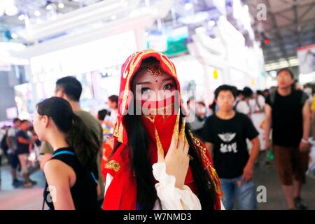 Ein showgirl stellt während des 15 China Digital Entertainment Expo, auch als ChinaJoy 2017 in Shanghai, China, 27. Juli 2017 bekannt. 15 China Dig Stockfoto