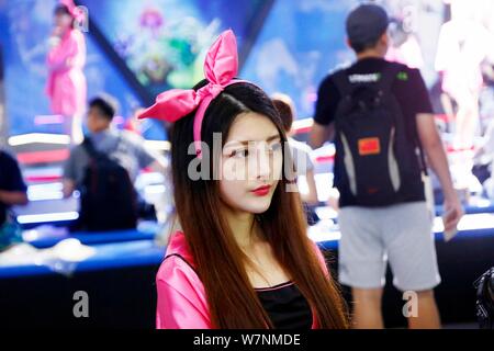 Ein showgirl stellt am Stand von unabhängigen Studio Superpop & Lollipop im 15. China Digital Entertainment Expo, auch als ChinaJoy 2017 bekannt, ich Stockfoto