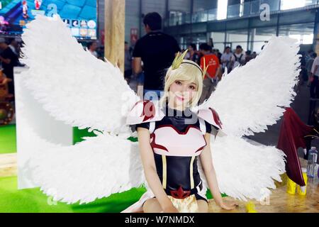 Ein showgirl stellt während des 15 China Digital Entertainment Expo, auch als ChinaJoy 2017 in Shanghai, China, 27. Juli 2017 bekannt. 15 China Dig Stockfoto