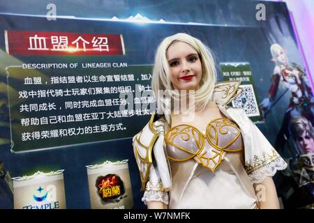 Ein showgirl stellt am Stand der Schnecke Spiele während des 15 China Digital Entertainment Expo, auch als ChinaJoy 2017 in Shanghai, China, bekannt, 27 Apr Stockfoto