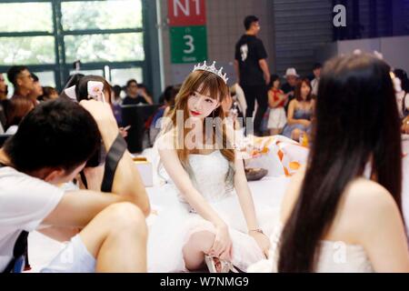 Ein showgirl stellt während des 15 China Digital Entertainment Expo, auch als ChinaJoy 2017 in Shanghai, China, 27. Juli 2017 bekannt. 15 China Dig Stockfoto