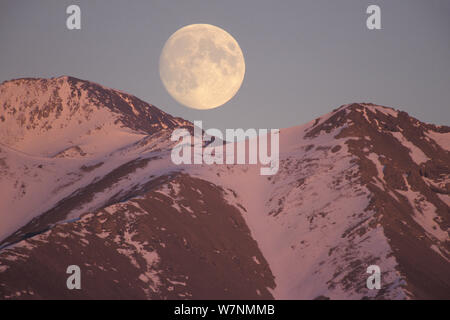 Vollmond über Tore der Arctic National Park, Brooks Range, Nordhang, Alaska, USA Stockfoto