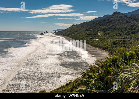 Ein Blick von der großen Küstenstraße von einer der vielen herrlichen Strände an der Westküste der Südinsel von Neuseeland. Stockfoto