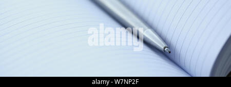 Silber pen liegen auf Geöffnet notebook Blatt Stockfoto