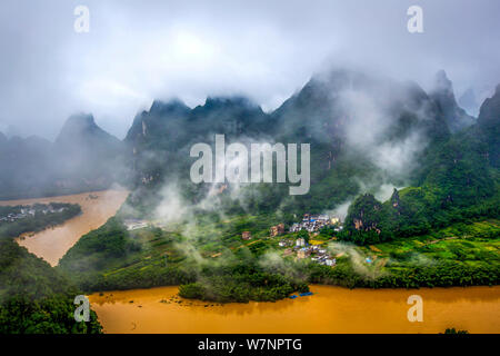 Luftaufnahme der überfluteten Fluss Lijiang (oder Li River) durch die Berge in Yangshuo County, Gulin City, South China Guangxi Zhuang Autonomo Stockfoto