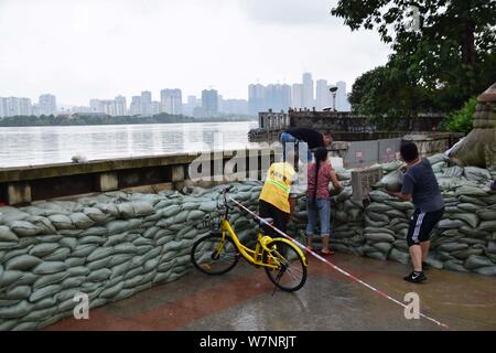 Von Sandsäcken aufgestaut, block Überschwemmungen durch starken Regen entlang dem Fluss Xiangjiang in Changsha Stadt verursacht, Chinas Provinz Hunan, vom 2. Juli 2017. Stockfoto
