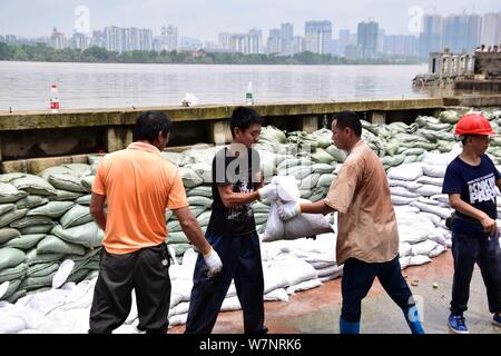 Von Sandsäcken aufgestaut, block Überschwemmungen durch starken Regen entlang dem Fluss Xiangjiang in Changsha Stadt verursacht, Chinas Provinz Hunan, vom 2. Juli 2017. Stockfoto