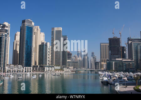 Boote und Wolkenkratzer in Dubai Marina, Dubai, VAE, Januar 2010 Stockfoto