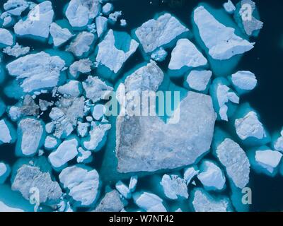 Eisberge drone Luftbild Ansicht von oben - Klimawandel und globale Erwärmung. Eisberge schmelzen Gletscher im Eisfjord in Ilulissat, Grönland. Arktis Stockfoto