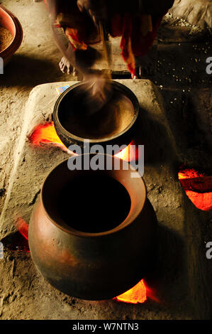 Reis kochen in Tontöpfen über Feuer, Bangladesch, Juni 2012. Stockfoto