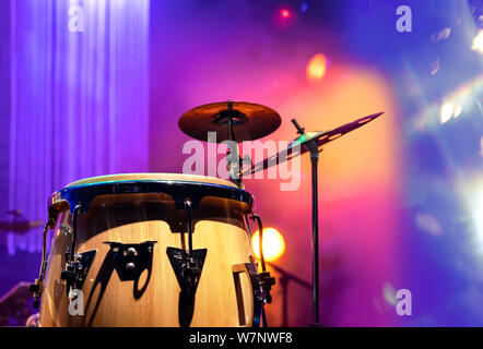 Conga Drum mit farbigem Hintergrund Stockfoto