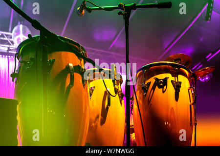 Conga Drum mit farbigem Hintergrund Stockfoto