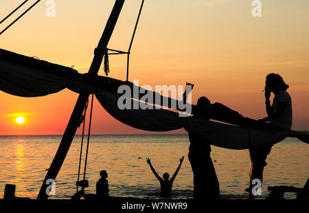 Sonnenuntergang hinter traditionellen Dhow Boot, Sansibar Altstadt (Stone Town), Sansibar, Tansania Stockfoto