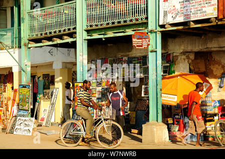 Besetzt lokale Einkaufsstraße in Stone Town, Sansibar, Tansania, Oktober 2008 Stockfoto