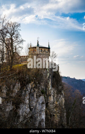 Deutschland, alte Gebäude von Schloss Lichtenstein auf schroffen Felsen der Schwäbischen Alb Stockfoto