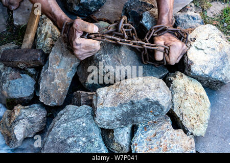 Die Hände eines Slave in ein Versuch zu lösen. Das Symbol der Sklavenarbeit. Die Hände in Ketten. Stockfoto