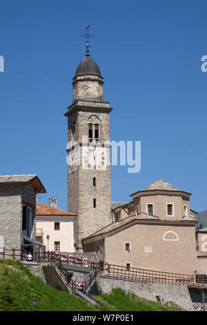 Kirche in der Stadt von Cogne, Nationalpark Gran Paradiso, Aostatal, Walliser Alpen, Italien. Juli 2012 Stockfoto