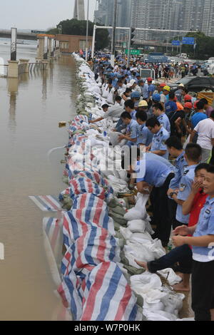 Von Sandsäcken aufgestaut, Überschwemmungen durch starken Regen entlang dem Fluss Xiangjiang in Changsha Stadt verursacht, Chinas Provinz Hunan zu blockieren, vom 2. Juli 2017. Stockfoto