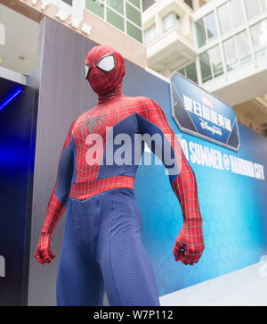 Ein Mitarbeiter gekleidet wie Spiderman für Fotos posiert während einer super hero Sommer Ausstellung von Disneyland und Harbour City in Hongkong, China, 4. Stockfoto