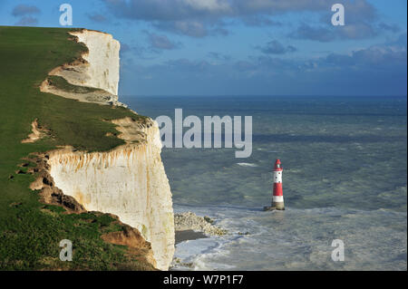 Blick auf die weißen Kreidefelsen und Leuchtturm am Beachy Head in Sussex, Großbritannien,November 2012 Stockfoto