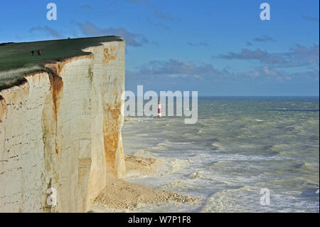 Blick auf die weißen Kreidefelsen und Leuchtturm am Beachy Head in Sussex, Großbritannien,November 2012 Stockfoto