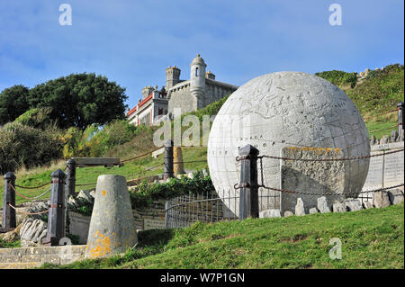 Die große Kugel, aus Portland Stein, in der Nähe von durston Castle auf der Isle of Purbeck entlang der Jurassic Coast in Dorset, Großbritannien, November 2012 Stockfoto