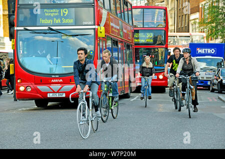 Pendler Radfahrer und Busse im Berufsverkehr, Engel, Londoner Stadtteil Islington, UK, Mai 2009 Stockfoto