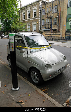 Elektrofahrzeuge auf der Straße aufladen, Highbury Felder, Londoner Stadtteil Islington, Großbritannien Stockfoto