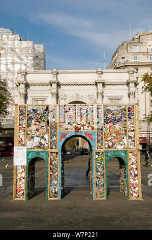 Marble Arch Replik aus Wurf in der Nähe von Oxford Street errichtet und die hoffentlich recycelt, wenn die Struktur demontiert wird, Central London, UK, November 2011 Stockfoto