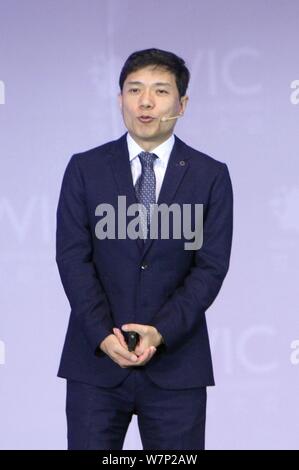 ---- Robin Li Yanhong, Vorsitzender und CEO von Baidu, spricht im Forum während der ersten Welt Intelligence Kongress, auch als WIC 2017 bekannt, in Stockfoto