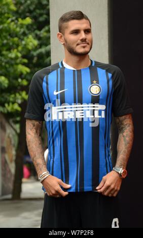 Mauro Icardi von Inter Mailand stellt während einer Werbeveranstaltung für Pirelli in Shanghai, China, 22. Juli 2017. Stockfoto