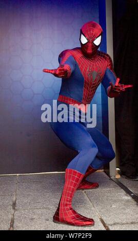 Ein Mitarbeiter gekleidet wie Spiderman für Fotos posiert während einer super hero Sommer Ausstellung von Disneyland und Harbour City in Hongkong, China, 4. Stockfoto