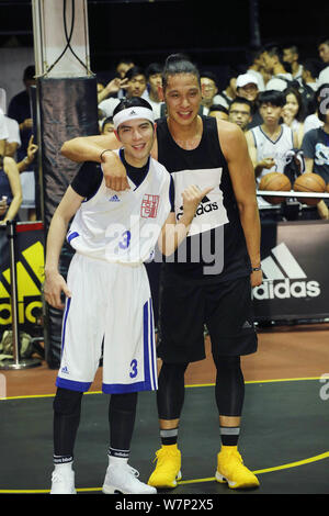 ** TAIWAN AUS ** NBA-Star Jeremy Lin von Brooklyn Nets, Recht und taiwanesische Sängerin Jam Hsiao Pose während der öffentlichen Wohlfahrt Ereignis in Taipei, Taiwan, 16 Apr Stockfoto