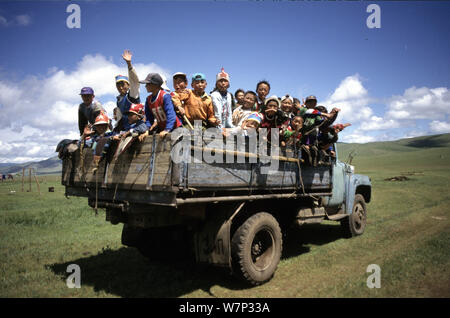 Junge mongolische Reiter Teilnahme an Pferderennen während Naadam Festival Stockfoto