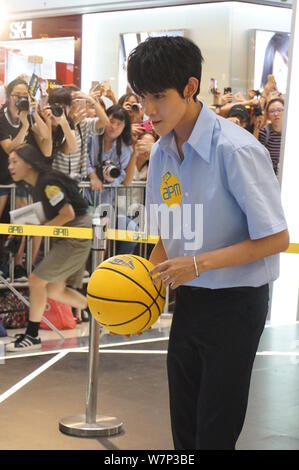 Südkorea - gegründete amerikanische Sängerin Kim Samuel besucht eine Autogrammstunde bei apm-Einkaufszentrum in Hongkong, China, 16. Juli 2017. Stockfoto