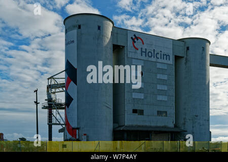 Westport, Buller Bezirk/Neuseeland - Juli 20, 2019: Verfallenes Zementwerk Holcim Gebäude. Stockfoto